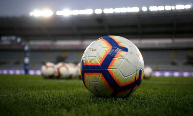Calcio: i tifosi ricreano l'atmosfera dei big match da casa