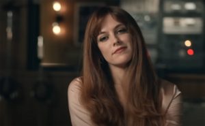 Daisy indossa la matita di Mac nella tonalità Chicory