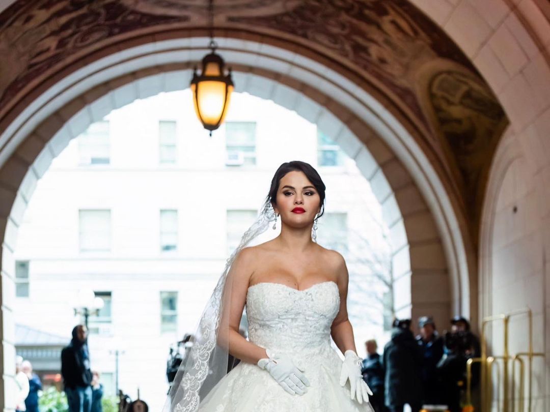 Selena Gomez in abito da sposa sul set di Only Murders in the Building 3