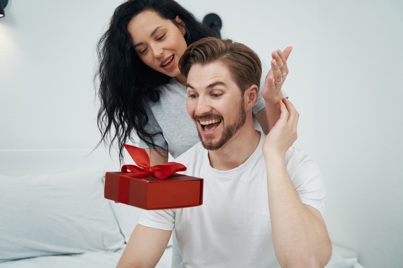 10-delle-idee-regalo-eleganti-per-uomo-nel-2025