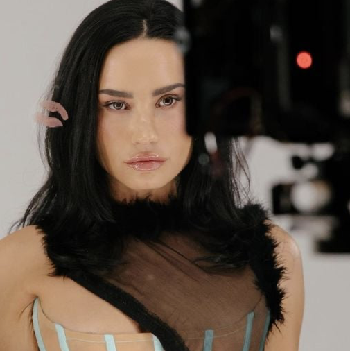kiss demi lovato